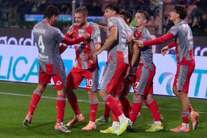 CREMONA, ITALIA - 25 OKTOBER: Jamie Vardy dari US Cremonese merayakan setelah mencetak gol pertama timnya dalam pertandingan Serie A antara US Cremonese dan Atalanta BC di Stadio Giovanni Zini pada 25 Oktober 2025 di Cremona, Italia. (Foto oleh Emmanuele Ciancaglini/Getty Images)