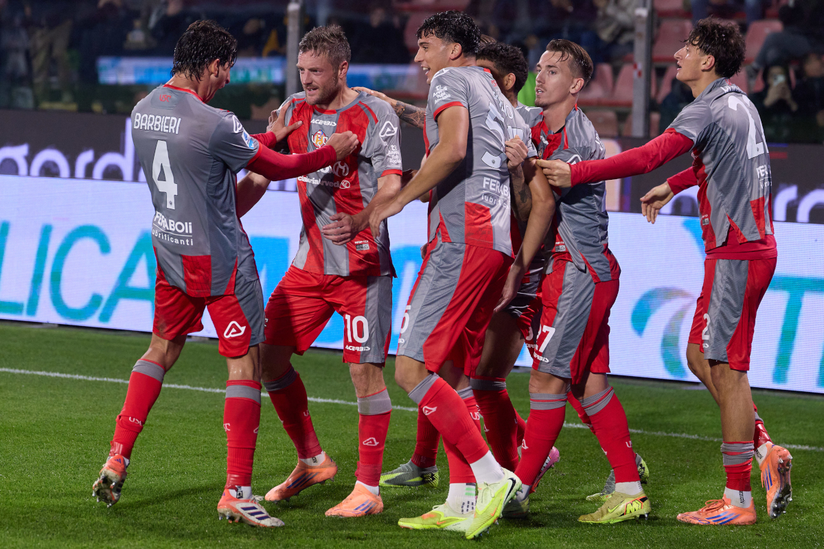 CREMONA, ITALY - OCTOBER 25: Jamie Vardy of US Cremonese celebrates after scoring his team's first goal during the Serie A match between US Cremonese and Atalanta BC at Stadio Giovanni Zini on October 25, 2025 in Cremona, Italy. (Photo by Emmanuele Ciancaglini/Getty Images)