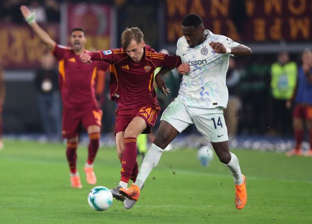 ROME, ITALY - OCTOBER 18: Jan Ziolkowski of AS Roma is challenged by Ange-Yoan Bonny of Internazionale during the Serie A match between AS Roma and Juventus FC at Olimpico Stadium on October 18, 2025 in Rome, Italy. (Photo by Paolo Bruno/Getty Images)