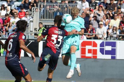 CAGLIARI, ITALY - OCTOBER 19: Contrast with Adam Obert of Cagliari and Jens Odgaard of Bologna during the Serie A match between Cagliari Calcio and Bologna FC 1909 at Stadio Sant'Elia on October 19, 2025 in Cagliari, Italy. (Photo by Enrico Locci/Getty Images)