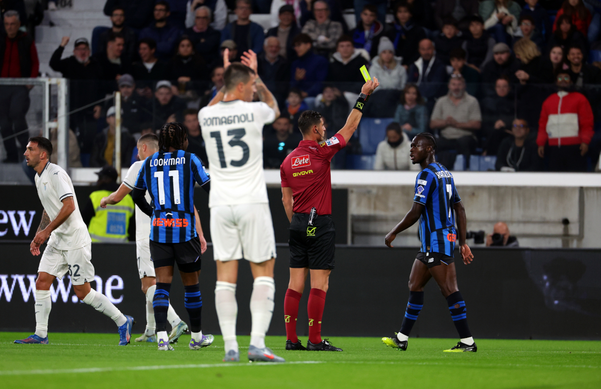 BERGAMO, ITALY - OCTOBER 19: Kamaldeen Sulemana of Atalanta BC is shown a yellow card by referee, Giuseppe Collu, during the Serie A match between Atalanta BC and SS Lazio at Gewiss Stadium on October 19, 2025 in Bergamo, Italy. (Photo by Francesco Scaccianoce/Getty Images)