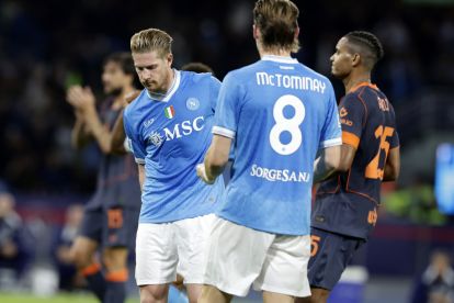 NAPLES, ITALY - OCTOBER 25: Kevin De Bruyne of SSC Napoli, instead of celebrating the goal, stops everyone due to an injury during the Serie A match between SSC Napoli and FC Internazionale at Stadio Diego Armando Maradona on October 25, 2025 in Naples, Italy. (Photo by Francesco Pecoraro/Getty Images)