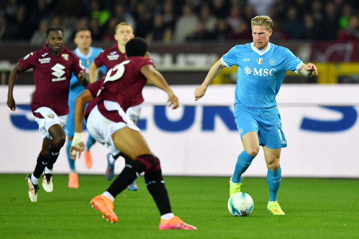 Serie A | Torino 1-0 Napoli: Simeone sinks his beloved old squad TURIN, ITALY - OCTOBER 18: Kevin De Bruyne of Napoli on the ball during the Serie A match between Torino FC and SSC Napoli at Stadio Olimpico di Torino on October 18, 2025 in Turin, Italy. (Photo by Valerio Pennicino/Getty Images)