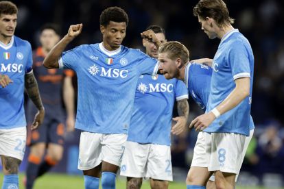 NAPLES, ITALY - OCTOBER 25: Kevin De Bruyne of SSC Napoli, instead of celebrating the goal, stops everyone due to an injury during the Serie A match between SSC Napoli and FC Internazionale at Stadio Diego Armando Maradona on October 25, 2025 in Naples, Italy. (Photo by Francesco Pecoraro/Getty Images)