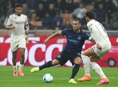 MILAN, ITALY - OCTOBER 29: Lautaro Martinez of FC Internazionale competes for the ball with Pablo Mari’ of ACF Fiorentina during the Serie A match between FC Internazionale and ACF Fiorentina at Giuseppe Meazza Stadium on October 29, 2025 in Milan, Italy. (Photo by Marco Luzzani/Getty Images)