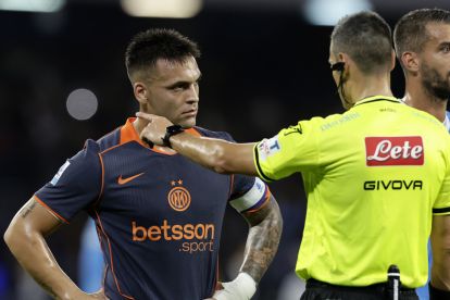 NAPLES, ITALY - OCTOBER 25: Lautaro Martinez of FC Internazionale stands disappointed in front of referee Maurizio Mariani during the Serie A match between SSC Napoli and FC Internazionale at Stadio Diego Armando Maradona on October 25, 2025 in Naples, Italy. (Photo by Francesco Pecoraro/Getty Images)