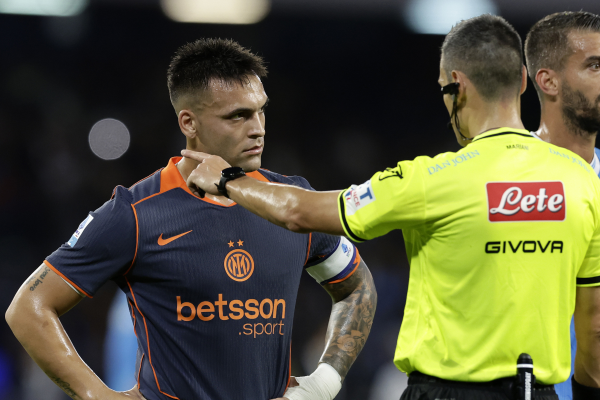 NAPLES, ITALY - OCTOBER 25: Lautaro Martinez of FC Internazionale stands disappointed in front of referee Maurizio Mariani during the Serie A match between SSC Napoli and FC Internazionale at Stadio Diego Armando Maradona on October 25, 2025 in Naples, Italy. (Photo by Francesco Pecoraro/Getty Images)