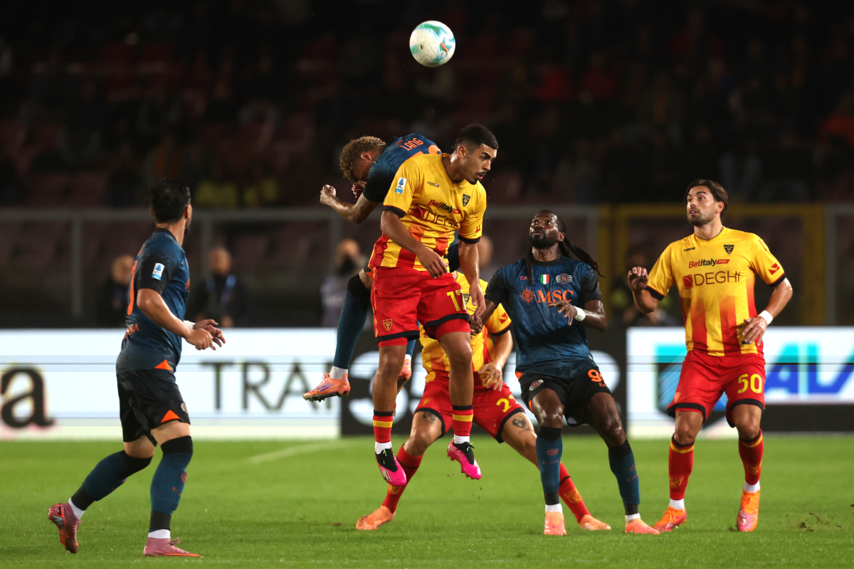 LECCE, ITALY - OCTOBER 28: Danilo Veiga of US Lecce competes for the ball with Noa Lang of SSC Napoli during the Serie A match between US Lecce and SSC Napoli at Stadio Via del Mare on October 28, 2025 in Lecce, Italy. (Photo by Maurizio Lagana/Getty Images)