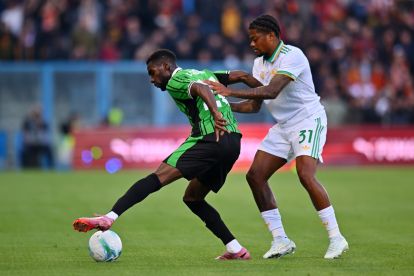 SASSUOLO, ITALY - OCTOBER 26: Alieu Fadera of Sassuolo controls the ball whilst under pressure from Leon Bailey of AS Roma during the Serie A match between US Sassuolo Calcio and AS Roma at Mapei Stadium Citta del Tricolore on October 26, 2025 in Sassuolo, Italy. (Photo by Alessandro Sabattini/Getty Images)