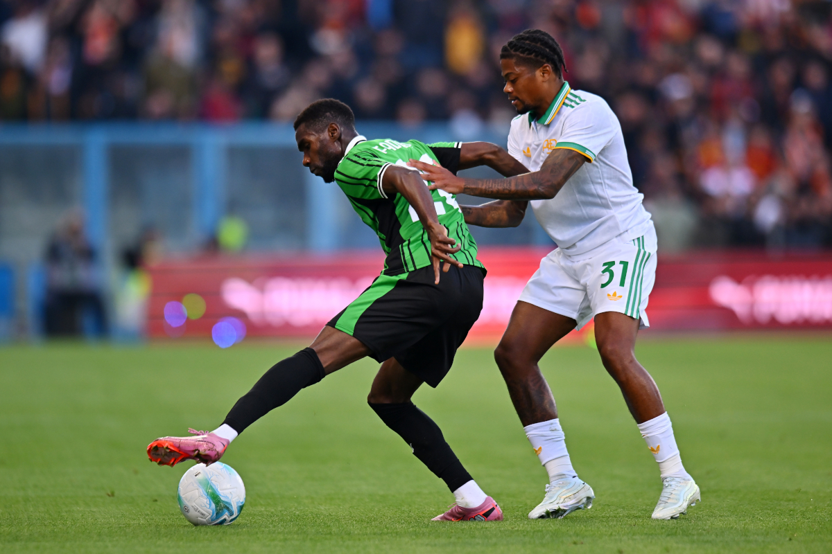 SASSUOLO, ITALY - OCTOBER 26: Alieu Fadera of Sassuolo controls the ball whilst under pressure from Leon Bailey of AS Roma during the Serie A match between US Sassuolo Calcio and AS Roma at Mapei Stadium Citta del Tricolore on October 26, 2025 in Sassuolo, Italy. (Photo by Alessandro Sabattini/Getty Images)
