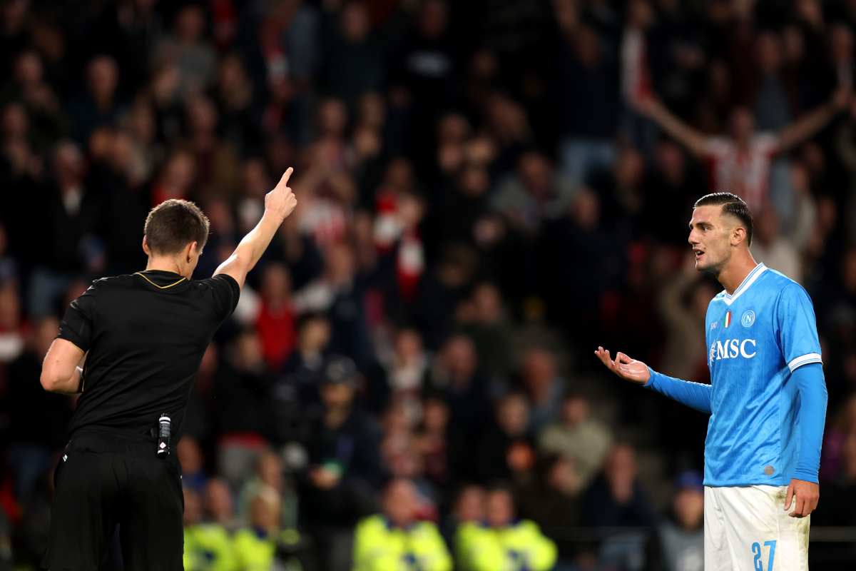 Champions League | PSV 6-2 Napoli: Conte's side collapse in Eindhoven EINDHOVEN, NETHERLANDS - OCTOBER 21: Lorenzo Lucca of Napoli reacts after being shown a red card by referee, Daniel Siebert, during the UEFA Champions League 2025/26 League Phase MD3 match between PSV Eindhoven and SSC Napoli at PSV Stadion on October 21, 2025 in Eindhoven, Netherlands. (Photo by Dean Mouhtaropoulos/Getty Images)