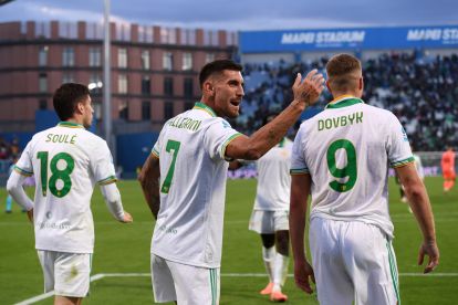 SASSUOLO, ITALY - OCTOBER 26: Lorenzo Pellegrini of AS Roma celebrates victory after  during the Serie A match between US Sassuolo Calcio and AS Roma at Mapei Stadium Citta del Tricolore on October 26, 2025 in Sassuolo, Italy. (Photo by Alessandro Sabattini/Getty Images)