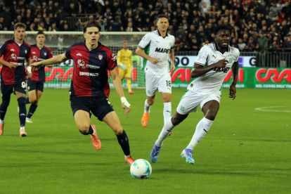 CAGLIARI, ITALY - OCTOBER 30: Marco Palestra (L) of Cagliari challenges for the ball during the Serie A match between Cagliari Calcio and US Sassuolo Calcio at Stadio Sant'Elia on October 30, 2025 in Cagliari, Italy. (Photo by Enrico Locci/Getty Images)