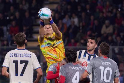 CREMONA, ITALY - OCTOBER 25: Marco Silvestri of US Cremonese competes for the ball during the Serie A match between US Cremonese and Atalanta BC at Stadio Giovanni Zini on October 25, 2025 in Cremona, Italy. (Photo by Emmanuele Ciancaglini/Getty Images)