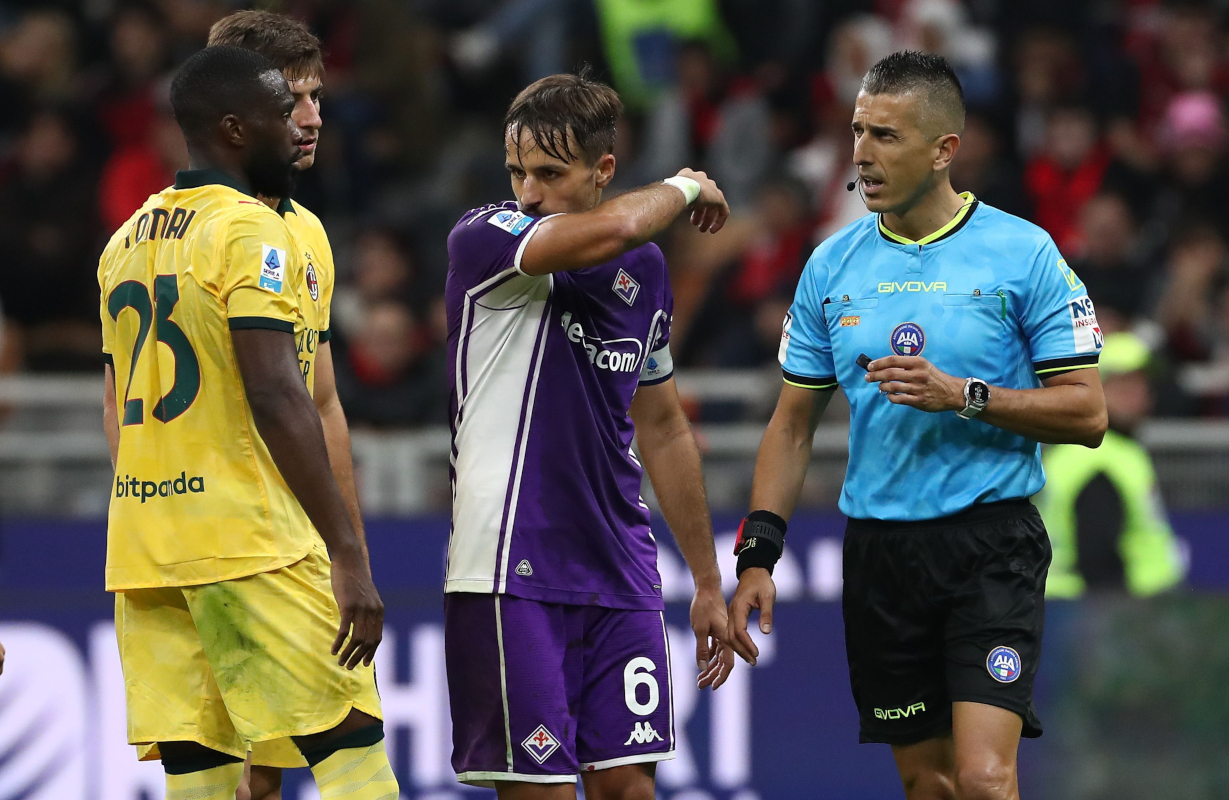 MILAN, ITALY - OCTOBER 19: Referee Livio Marinelli talk to the VAR referee during the Serie A match between AC Milan and ACF Fiorentina at Giuseppe Meazza Stadium on October 19, 2025 in Milan, Italy. (Photo by Marco Luzzani/Getty Images)