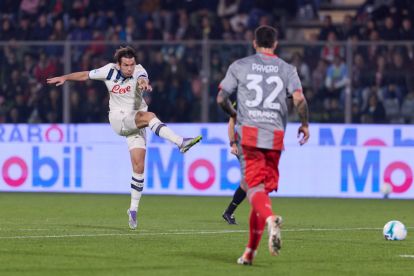 CREMONA, ITALY - OCTOBER 25: Marten de Roon of Atalanta ia during the Serie A match between US Cremonese and Atalanta BC at Stadio Giovanni Zini on October 25, 2025 in Cremona, Italy. (Photo by Emmanuele Ciancaglini/Getty Images)