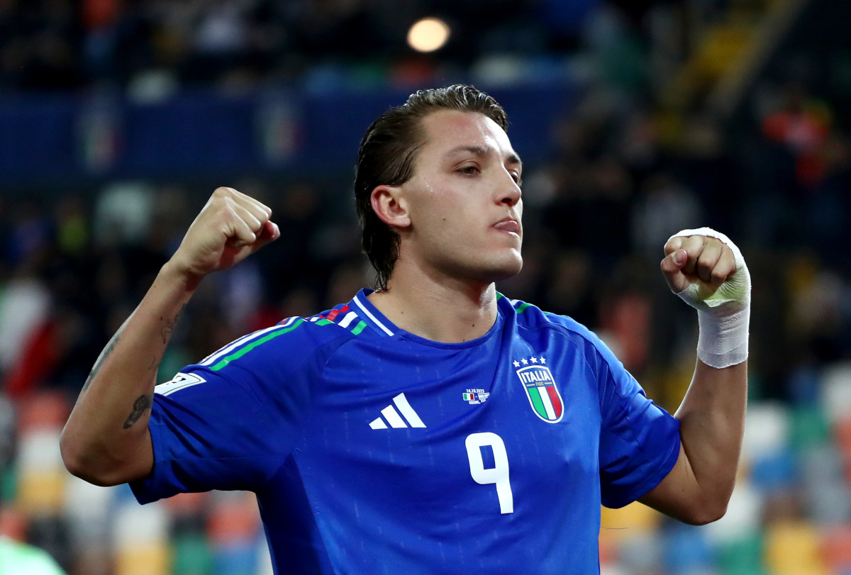 UDINE, ITALIA - 14 DE OCTUBRE: Mateo Retegui de Italia celebra marcar el primer gol de su equipo durante el partido de clasificación para la Copa Mundial de la FIFA 2026 entre Italia e Israel en el Stadio Friuli el 14 de octubre de 2025 en Udine, Italia. (Foto de Marco Luzzani/Getty Images)