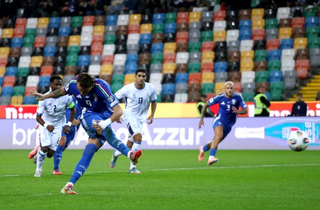 UDINE, ITALY - OCTOBER 14: Mateo Retegui of Italy scores his team's first goal from the penalty spot during the FIFA World Cup 2026 qualifier match between Italy and Israel at Stadio Friuli on October 14, 2025 in Udine, Italy. (Photo by Marco Luzzani/Getty Images)