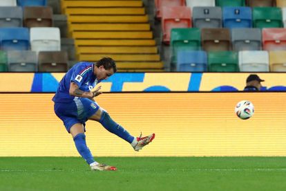 UDINE, ITALY - OCTOBER 14: Mateo Retegui of Italy scores his team's second goal during the FIFA World Cup 2026 qualifier match between Italy and Israel at Stadio Friuli on October 14, 2025 in Udine, Italy. (Photo by Marco Luzzani/Getty Images)