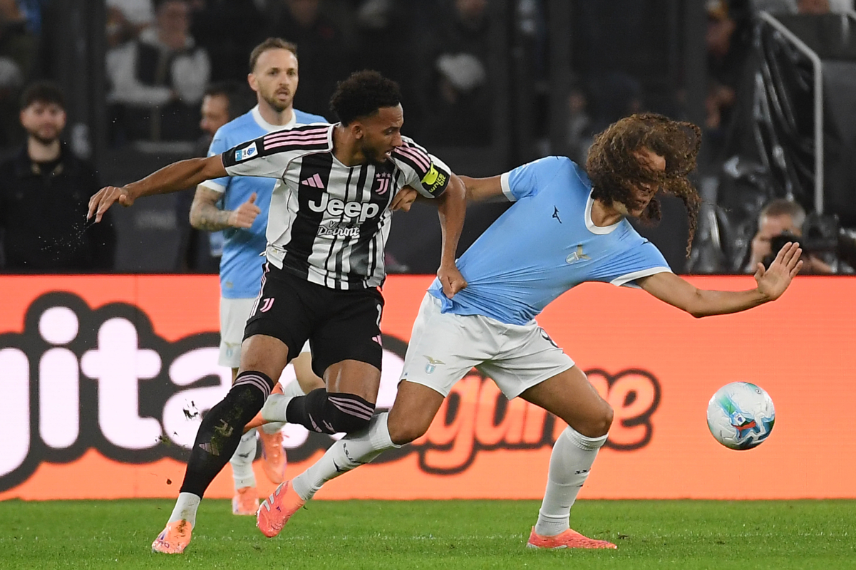 RÍM, TALIANSKO – 26. OKTÓBRA: Matteo Guendouzi z SS Lazio súperil o loptu s JLloydom Kellym počas zápasu Serie A medzi SS Lazio a Juventus FC na Stadio Olimpico 26. októbra 2025 v Ríme v Taliansku. (Foto Marco Rosi - SS Lazio/Getty Images)