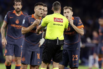 NAPLES, ITALY - OCTOBER 25: Lautaro Martinez and Nicolò Barella of FC Internazionale protest with referee Maurizio Marian during the Serie A match between SSC Napoli and FC Internazionale at Stadio Diego Armando Maradona on October 25, 2025 in Naples, Italy. (Photo by Francesco Pecoraro/Getty Images)