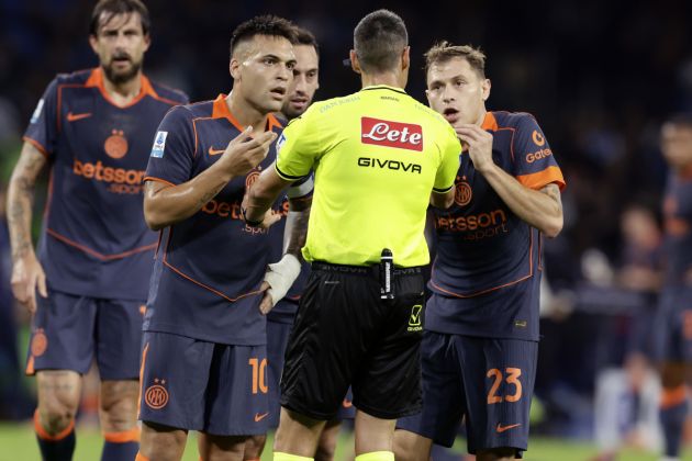NAPLES, ITALY - OCTOBER 25: Lautaro Martinez and Nicolò Barella of FC Internazionale protest with referee Maurizio Marian during the Serie A match between SSC Napoli and FC Internazionale at Stadio Diego Armando Maradona on October 25, 2025 in Naples, Italy. (Photo by Francesco Pecoraro/Getty Images)