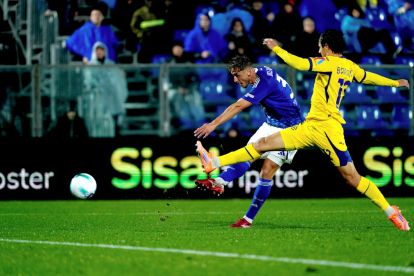 COMO, ITALY - OCTOBER 29: Mergim Vojvoda of Como 1907 shoots to score his team's third goal during the Serie A match between Como 1907 and Hellas Verona FC at Giuseppe Sinigaglia Stadium on October 29, 2025 in Como, Italy. (Photo by Pier Marco Tacca/Getty Images)