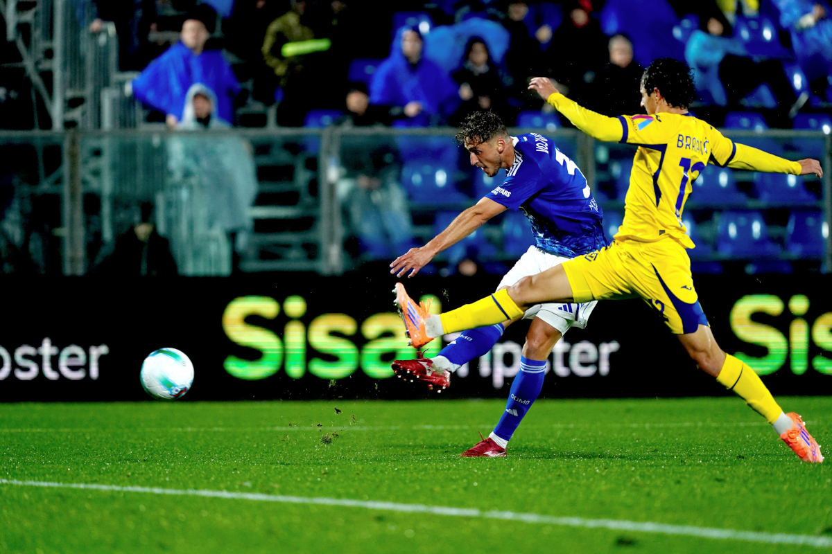 COMO, ITALY - OCTOBER 29: Mergim Vojvoda of Como 1907 shoots to score his team's third goal during the Serie A match between Como 1907 and Hellas Verona FC at Giuseppe Sinigaglia Stadium on October 29, 2025 in Como, Italy. (Photo by Pier Marco Tacca/Getty Images)