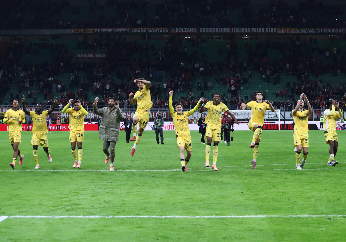 MILÁN, ITALIA - 19 DE OCTUBRE: Una visión general mientras los jugadores del AC Milan celebran la victoria frente a sus fanáticos después de derrotar a la Fiorentina durante el partido de Serie A entre el AC Milan y el ACF Fiorentina en el estadio Giuseppe Meazza el 19 de octubre de 2025 en Milán, Italia. (Foto de Marco Luzzani/Getty Images)