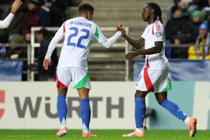 Moise Kean and Giovanni Di Lorenzo celebrate Italy's opener against Estonia in Tallinn (@azzurri)