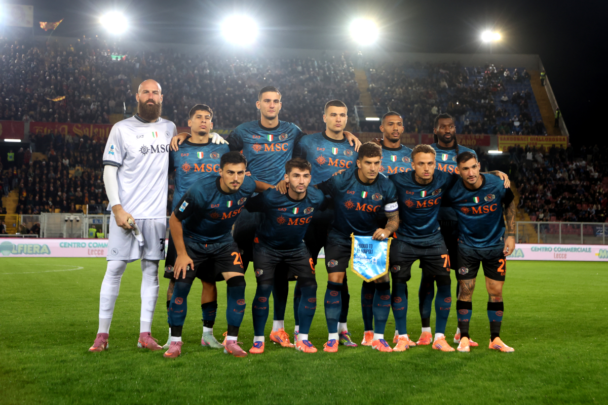 LECCE, ITALY - OCTOBER 28: Players of SSC Napoli pose for photo prior to the Serie A match between US Lecce and SSC Napoli at Stadio Via del Mare on October 28, 2025 in Lecce, Italy. (Photo by Maurizio Lagana/Getty Images)