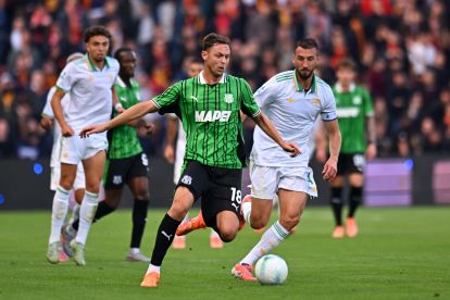 SASSUOLO, ITALY - OCTOBER 26: Nemanja Matic of Sassuolo runs with the ball whilst under pressure from Bryan Cristante of AS Roma during the Serie A match between US Sassuolo Calcio and AS Roma at Mapei Stadium Citta del Tricolore on October 26, 2025 in Sassuolo, Italy. (Photo by Alessandro Sabattini/Getty Images)