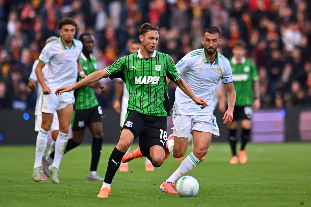 SASSUOLO, ITALY - OCTOBER 26: Nemanja Matic of Sassuolo runs with the ball whilst under pressure from Bryan Cristante of AS Roma during the Serie A match between US Sassuolo Calcio and AS Roma at Mapei Stadium Citta del Tricolore on October 26, 2025 in Sassuolo, Italy. (Photo by Alessandro Sabattini/Getty Images)