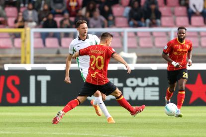 LECCE, ITALY - OCTOBER 18: Ylber Ramadani of US Lecce competes for the ball with Nemanja Matic of US Sassuolo during the Serie A match between US Lecce and US Sassuolo Calcio at Stadio Via del Mare on October 18, 2025 in Lecce, Italy. (Photo by Maurizio Lagana/Getty Images)