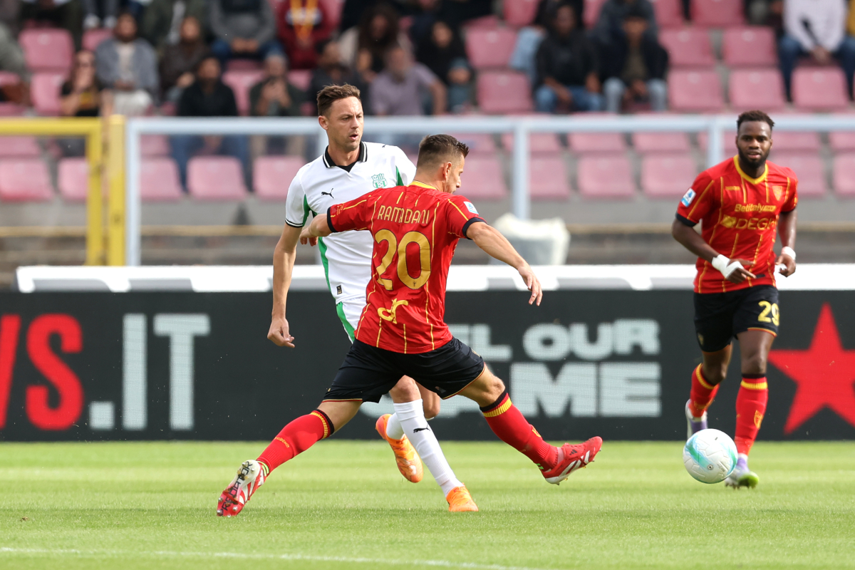 LECCE, TALIANSKO - 18. OKTÓBRA: Ylber Ramadani z amerického Lecce súperí o loptu s Nemanjom Matičom z amerického Sassuolo počas zápasu Serie A medzi US Lecce a US Sassuolo Calcio na Stadio Via del Mare 18. októbra 2025 v talianskom Lecce. (Foto: Maurizio Lagana/Getty Images)