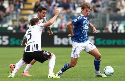 COMO, ITALY - OCTOBER 19: Nico Paz of Como 1907 competes for the ball with Andrea Cambiaso and Manuel Locatelli of Juventus during the Serie A match between Como 1907 and Juventus FC at Giuseppe Sinigaglia Stadium on October 19, 2025 in Como, Italy. (Photo by Marco Luzzani/Getty Images)