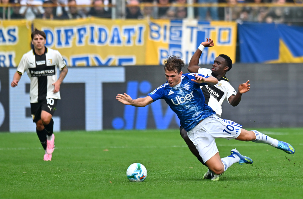 PARMA, ITALY - OCTOBER 25: Nico Paz of Como 1907 is challenged by Lamine Keita of Parma during the Serie A match between Parma Calcio 1913 and Como 1907 at Stadio Ennio Tardini on October 25, 2025 in Parma, Italy. (Photo by Alessandro Sabattini/Getty Images)
