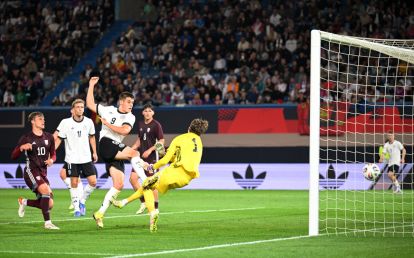 ROSTOCK, Jerman - 09 September: Nicolo Tresoldi dari Jerman mencetak gol keempat timnya melewati Nikita Parfjonovs dari Latvia selama pertandingan kualifikasi Kejuaraan U -21 2025 UEFA di Jerman U21 dan Latvia U21 di ostseestadion pada 09 September, 2025, di ROOSOCK, di Ostseesta. (Foto oleh Stuart Franklin/Getty Images)