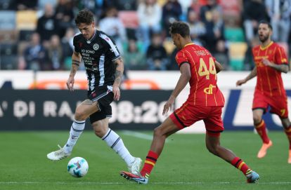 UDINE, ITALY - OCTOBER 25: Nicolo Zaniolo of Udinese controls the ball as Tiago Gabriel of Lecce defends during the Serie A match between Udinese Calcio and US Lecce at Stadio Friuli on October 25, 2025 in Udine, Italy. (Photo by Timothy Rogers/Getty Images)