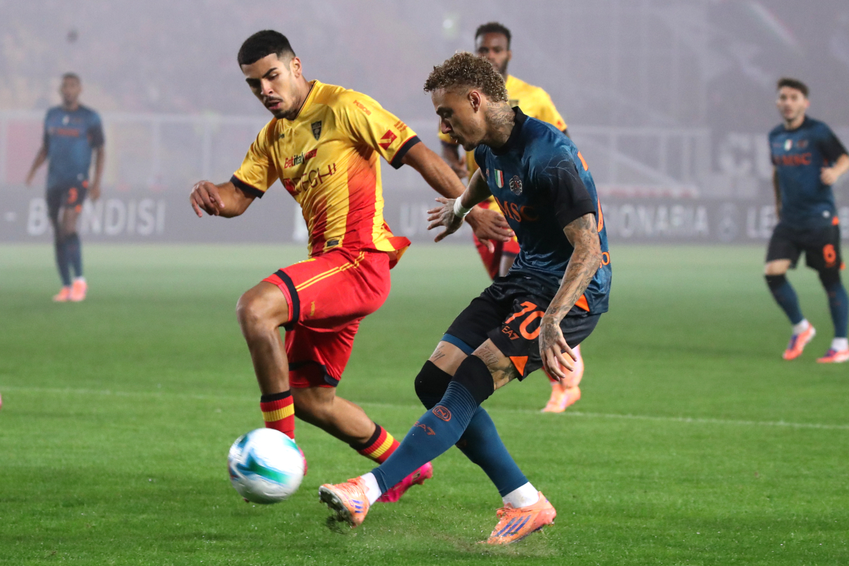 LECCE, ITALY - OCTOBER 28: Danilo Veiga of US Lecce competes for the ball with Noa Lang of SSC Napoli during the Serie A match between US Lecce and SSC Napoli at Stadio Via del Mare on October 28, 2025 in Lecce, Italy. (Photo by Maurizio Lagana/Getty Images)