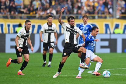 PARMA, ITALY - OCTOBER 25: Maxence Caqueret of Como 1907 is challenged by Patrick Cutrone of Parma during the Serie A match between Parma Calcio 1913 and Como 1907 at Stadio Ennio Tardini on October 25, 2025 in Parma, Italy. (Photo by Alessandro Sabattini/Getty Images)