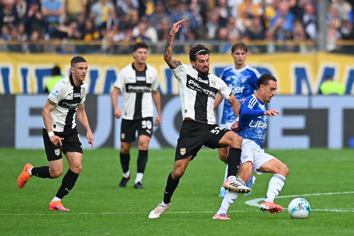PARMA, ITALY - OCTOBER 25: Maxence Caqueret of Como 1907 is challenged by Patrick Cutrone of Parma during the Serie A match between Parma Calcio 1913 and Como 1907 at Stadio Ennio Tardini on October 25, 2025 in Parma, Italy. (Photo by Alessandro Sabattini/Getty Images)