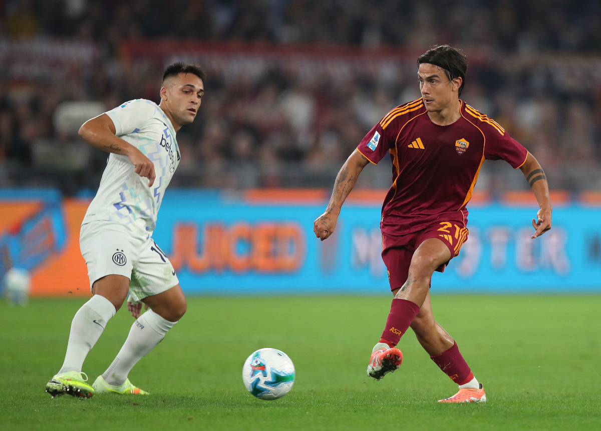 ROMA, ITALIA - 18 OKTOBER: Paulo Dybala dari AS Roma mengoper bola saat berada di bawah tekanan Lautaro Martinez dari Internazionale selama pertandingan Serie A antara AS Roma dan Juventus FC di Stadion Olimpico pada 18 Oktober 2025 di Roma, Italia. (Foto oleh Paolo Bruno/Getty Images)