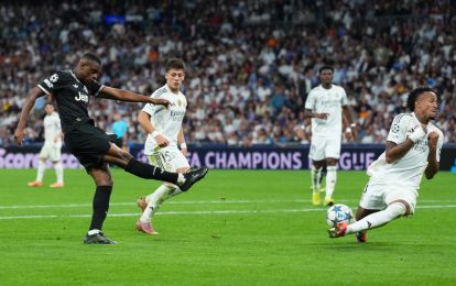 MADRID, SPANYOL - 22 OKTOBER: Eder Militao dari Real Madrid memblokir tembakan Pierre Kalulu dari Juventus selama pertandingan Fase Liga Champions UEFA 2025/26 MD3 antara Real Madrid CF dan Juventus di Estadio Santiago Bernabeu pada 22 Oktober 2025 di Madrid, Spanyol. (Foto oleh Angel Martinez/Getty Images)