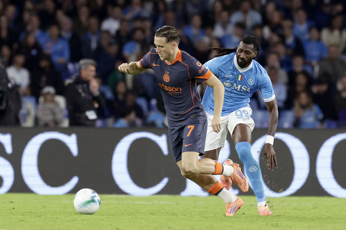 NAPLES, ITALY - OCTOBER 25: Piotr Zielinski of FC Internazionale battles for possession with Frank Zambo Anguissa of SSC Napoli during the Serie A match between SSC Napoli and FC Internazionale at Stadio Diego Armando Maradona on October 25, 2025 in Naples, Italy. (Photo by Francesco Pecoraro/Getty Images)