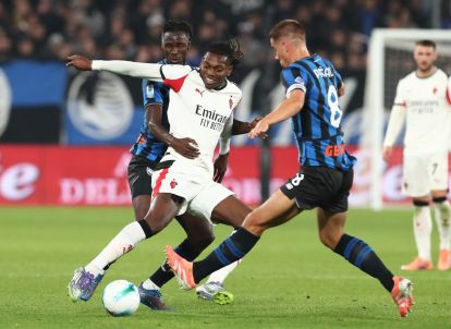 BERGAMO, ITALY - OCTOBER 28: Rafael Leao of AC Milan competes for the ball with Odilon Kossounou of Atalanta BC during the Serie A match between Atalanta BC and AC Milan at New Balance Arena on October 28, 2025 in Bergamo, Italy. (Photo by Marco Luzzani/Getty Images)