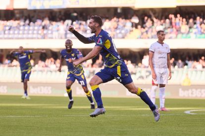 VERONA, ITALY - OCTOBER 26: Roberto Gagliardini of Hellas Verona FC celebrates after scoring his team's first goal during the Serie A match between Hellas Verona FC and Cagliari Calcio at Stadio Marcantonio Bentegodi on October 26, 2025 in Verona, Italy. (Photo by Emmanuele Ciancaglini/Getty Images)