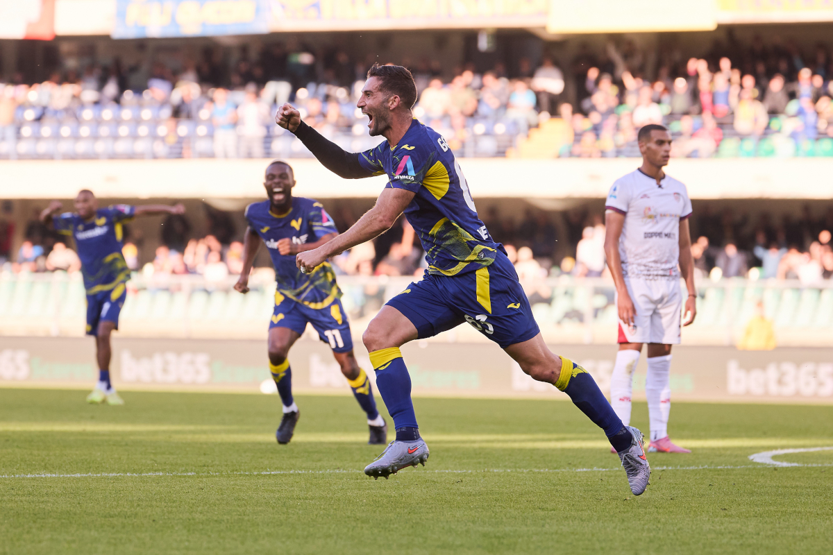 VERONA, ITALY - OCTOBER 26: Roberto Gagliardini of Hellas Verona FC celebrates after scoring his team's first goal during the Serie A match between Hellas Verona FC and Cagliari Calcio at Stadio Marcantonio Bentegodi on October 26, 2025 in Verona, Italy. (Photo by Emmanuele Ciancaglini/Getty Images)
