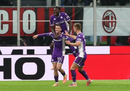 MILAN, ITALY - OCTOBER 19: Robin Gosens of Fiorentina celebrates scoring his team's first goal with teammates Moise Kean and Hans Nicolussi Caviglia during the Serie A match between AC Milan and ACF Fiorentina at Giuseppe Meazza Stadium on October 19, 2025 in Milan, Italy. (Photo by Marco Luzzani/Getty Images)