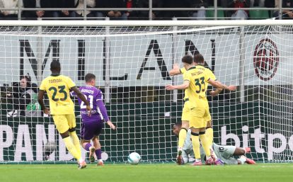 MILAN, ITALY - OCTOBER 19: Robin Gosens of Fiorentina scores his team's first goal as Mike Maignan of AC Milan fails to make a save during the Serie A match between AC Milan and ACF Fiorentina at Giuseppe Meazza Stadium on October 19, 2025 in Milan, Italy. (Photo by Marco Luzzani/Getty Images)